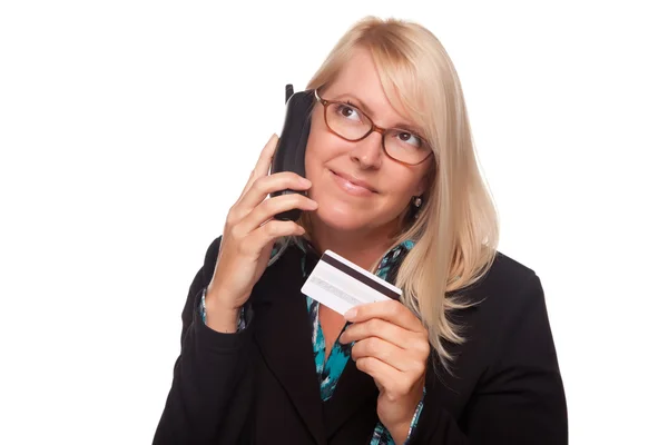 Mulher bonita com telefone e cartão de crédito — Fotografia de Stock
