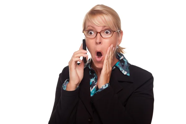 Vrouw op wit geschokt met behulp van mobiele telefoon — Stockfoto