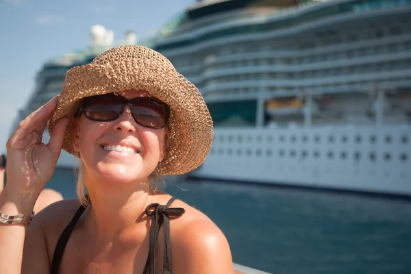 Mulher de férias perto do navio de cruzeiro — Fotografia de Stock