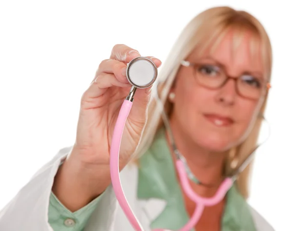 Médica mulher segurando estetoscópio — Fotografia de Stock