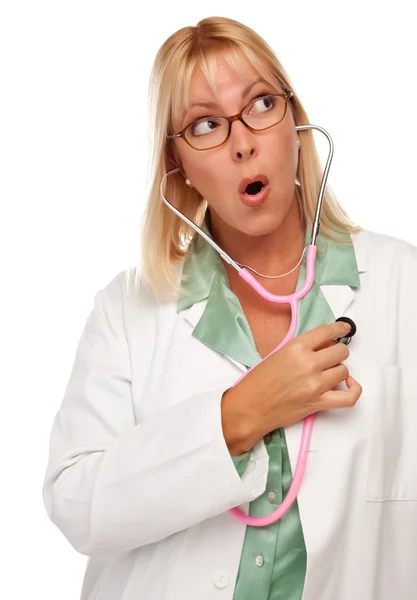 Kvinnliga läkare eller sjuksköterska kontrollerar egna hjärta — Stockfoto