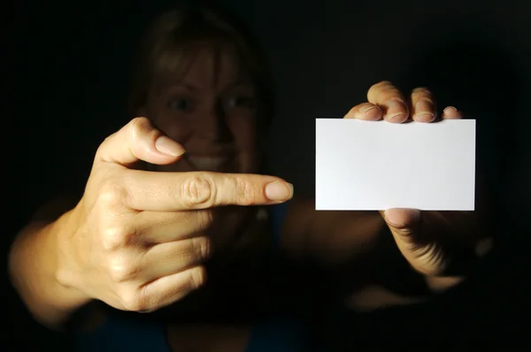 Vrouw met lege lege visitekaartje — Stockfoto