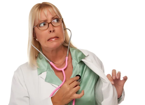 Arts of verpleegkundige controleren eigen hart — Stockfoto
