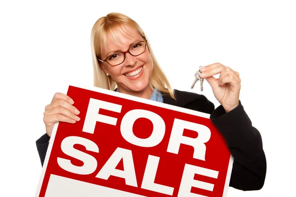 Žena drží klíče a nápis-na prodej — Stock fotografie