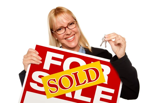 Mujer sosteniendo llaves vendidas para la venta signo —  Fotos de Stock