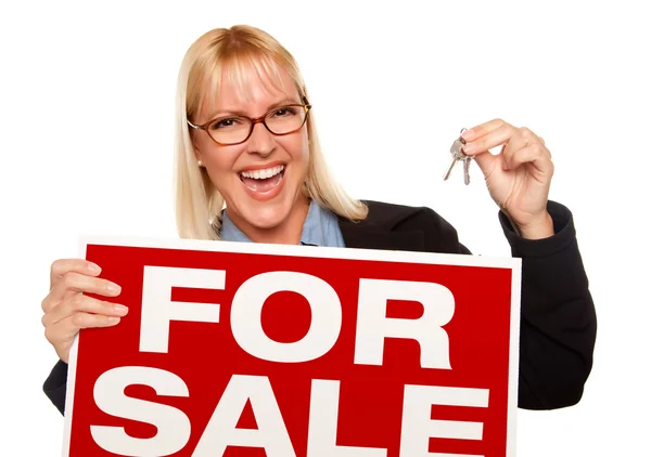 Woman Holding Keys and For Sale Sign — Stock Photo, Image