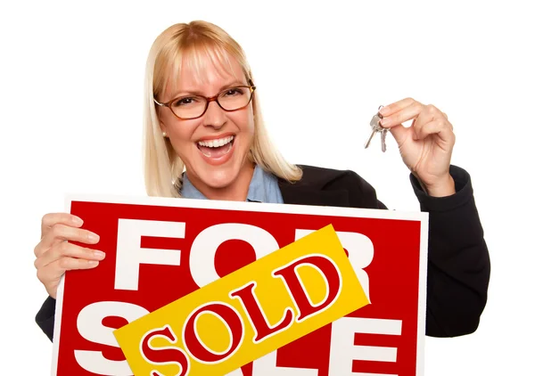 Kobieta trzyma klucze, sprzedawane na sprzedaż znak — Zdjęcie stockowe