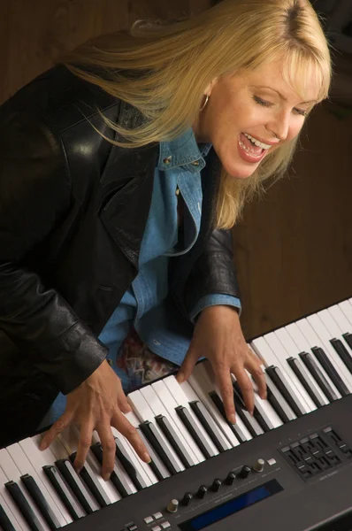 Musicista femminile si esibisce con pianoforte — Foto Stock