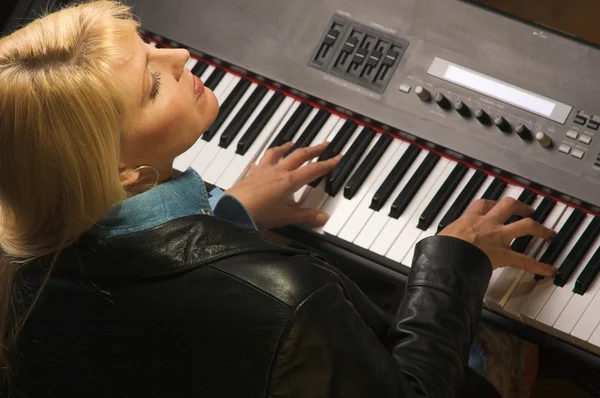 Músico femenino actúa con piano — Foto de Stock