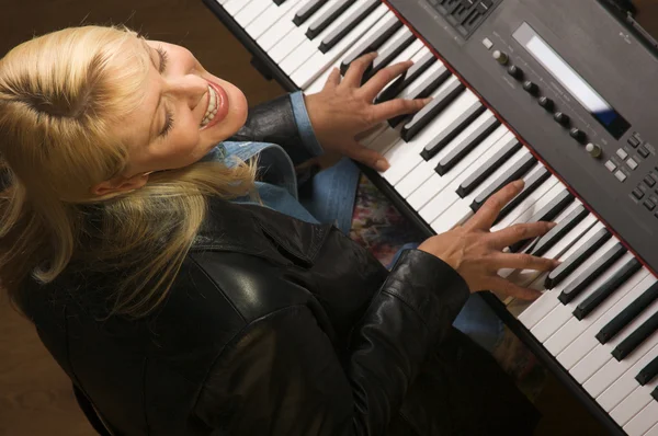 Kvinnliga musiker utför med piano — Stockfoto