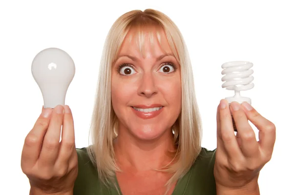 Chica con ahorro de energía vs bombillas regulares — Foto de Stock