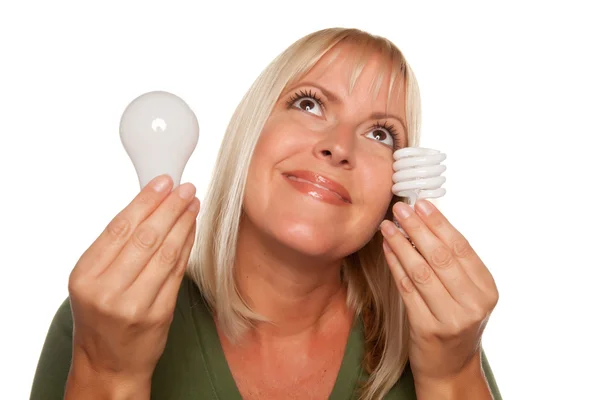 Mulher favorece lâmpada de poupança de energia — Fotografia de Stock
