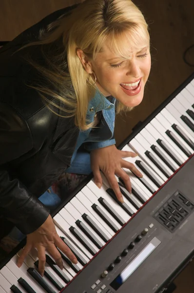 Músico femenino actúa con piano — Foto de Stock