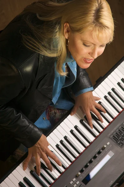 女性音乐家执行与钢琴 — 图库照片