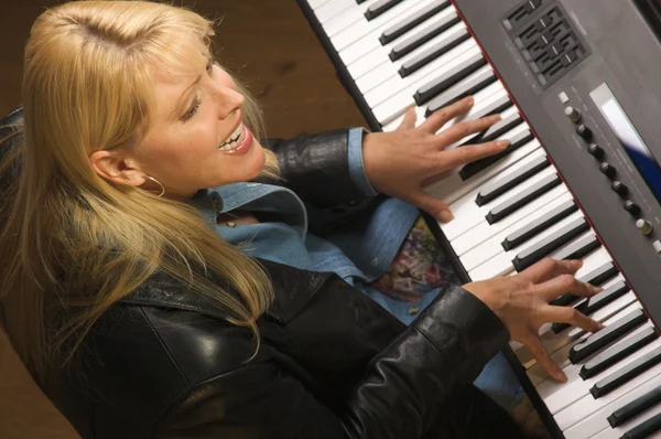 Kobieta muzyk wykonuje z fortepianem — Zdjęcie stockowe