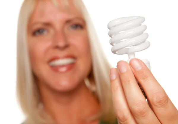 Blonde tient ampoule économiseuse d'énergie — Photo