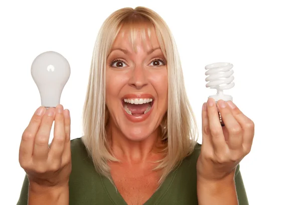 Dívka porovnává energeticky úsporné žárovky — Stock fotografie