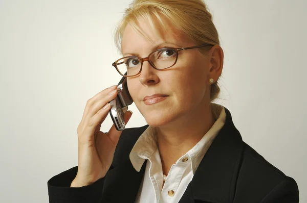 Zakenvrouw die mobiele telefoon gebruikt — Stockfoto