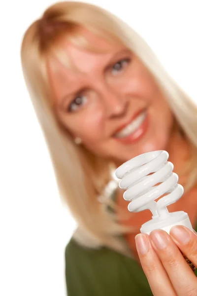 Blondýnka drží úsporná žárovka — Stock fotografie