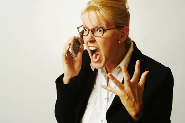 Naštvaný obchodní žena na mobil — Stock fotografie
