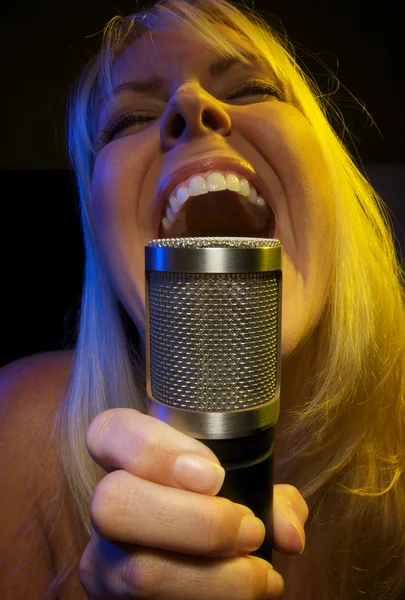 Vrouw zingt met passie — Stockfoto