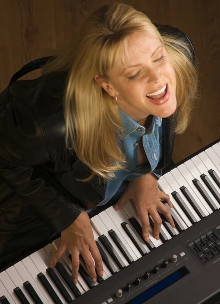 Female Musician Performs — Stock Photo, Image