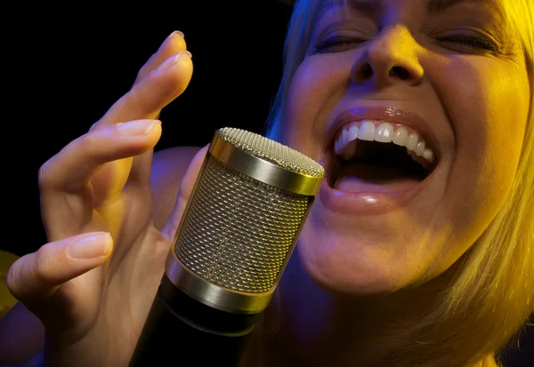 Frau singt mit Leidenschaft — Stockfoto