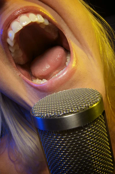 Mulher canta com paixão — Fotografia de Stock