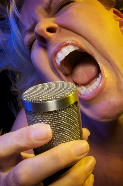Παθιασμένος τραγουδιστής χρησιμοποιώντας μικρόφωνο — Φωτογραφία Αρχείου