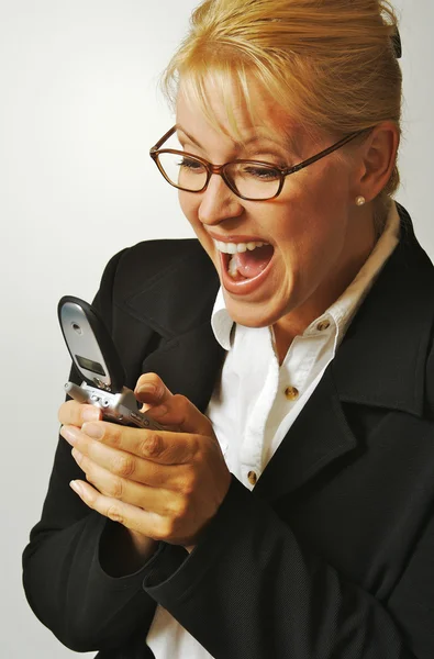 Opgewonden zakenvrouw op mobiele telefoon — Stockfoto