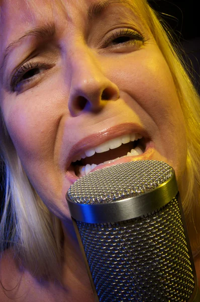 Vocalist appassionato utilizzando il microfono — Foto Stock