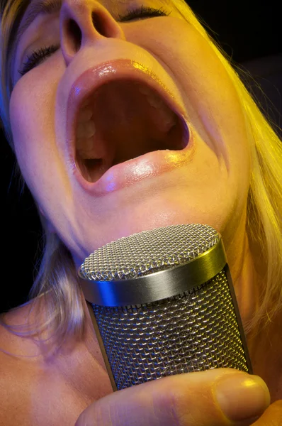 Пристрасний вокаліст Використовуючи мікрофон — стокове фото