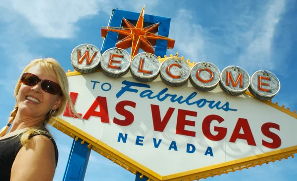 Blonde fille en face de Las Vegas signe — Photo