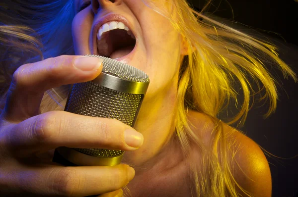 Γυναίκα τραγουδάει με πάθος — Φωτογραφία Αρχείου