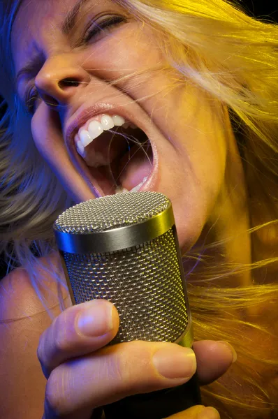 Mujer canta con pasión —  Fotos de Stock