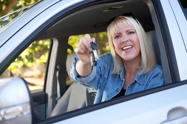 Mulher feliz no carro novo com chaves — Fotografia de Stock