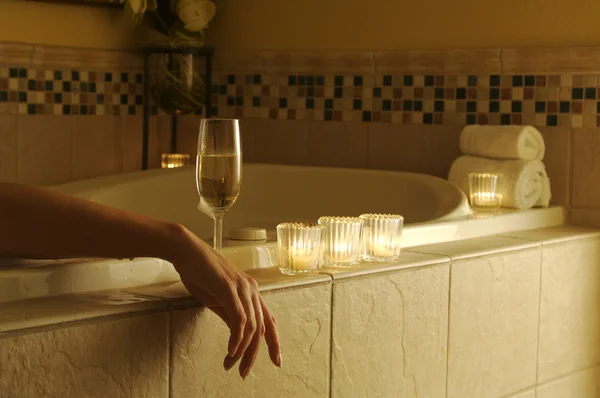 Mujer en baño con champán —  Fotos de Stock