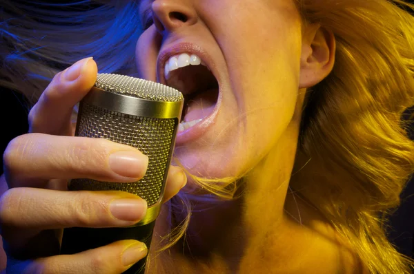 Blonde Sings with Emotion — Stock Photo, Image