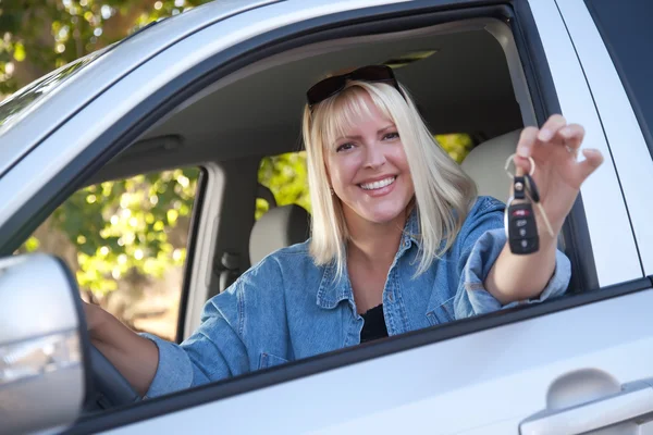 Mulher atraente no carro novo com chaves — Fotografia de Stock
