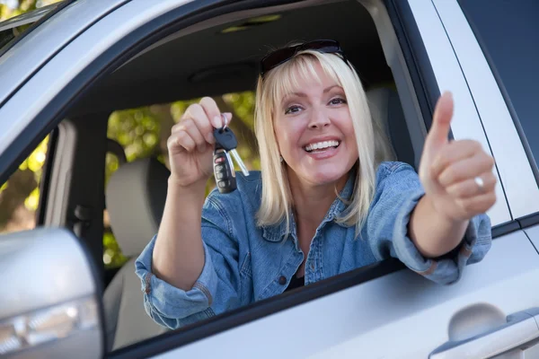 Glückliche Frau im neuen Auto mit Schlüsseln — Stockfoto