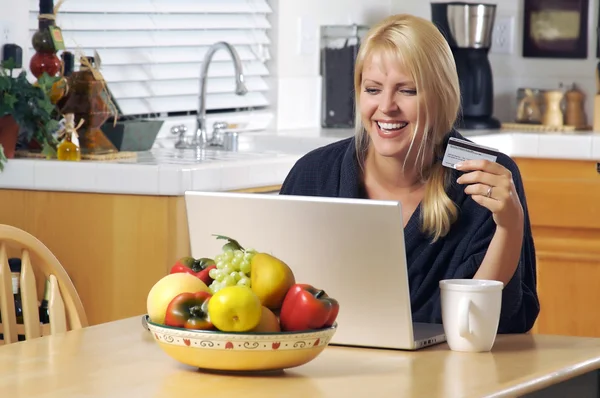 Frau nutzt Laptop für E-Commerce — Stockfoto