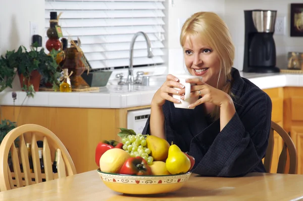 Mulher com xícara de café na cozinha — Fotografia de Stock