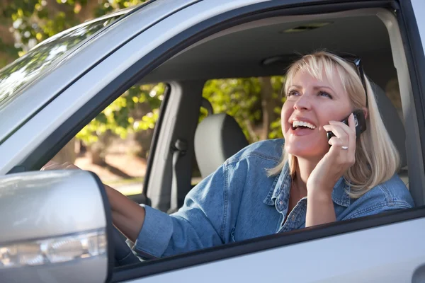 Meisje op mobiele telefoon tijdens het rijden — Stockfoto