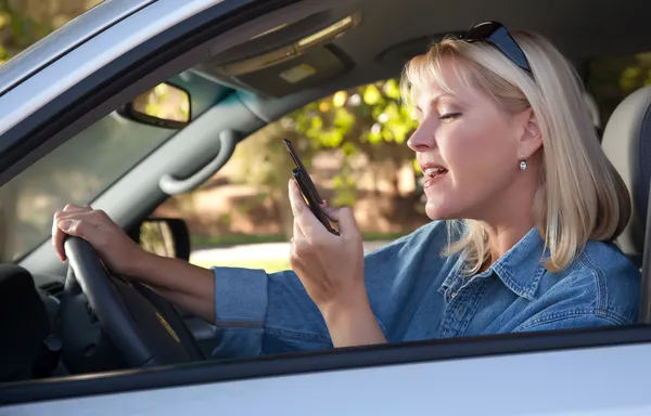 Blondynka SMS-y podczas jazdy — Zdjęcie stockowe