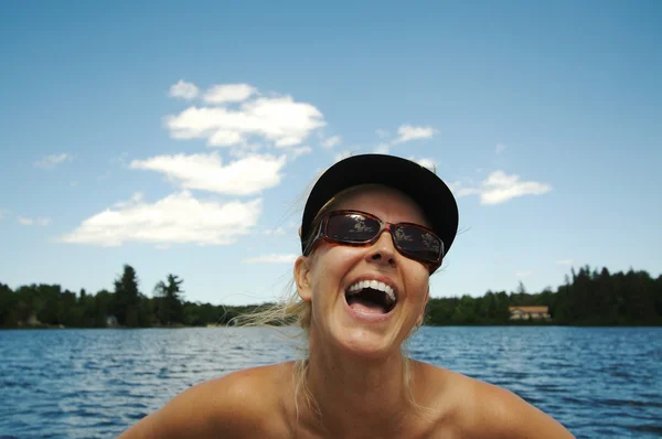 Сміючись дівчина любить день на озері — стокове фото
