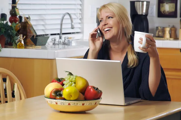Щаслива жінка на телефоні та ноутбуці — стокове фото