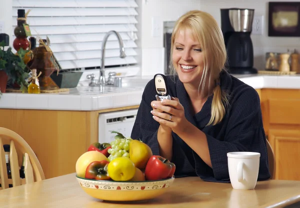 Felice donna texting in cucina — Foto Stock