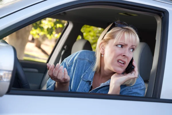 Femme concernée en utilisant un téléphone portable dans la voiture — Photo