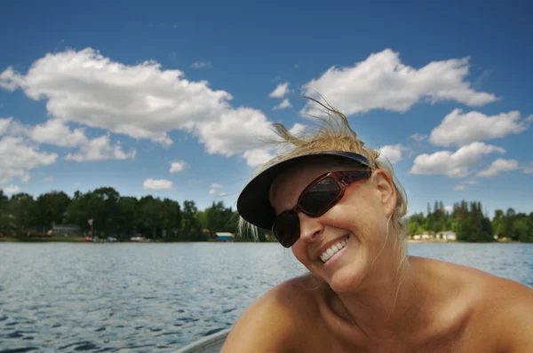 Dívka má za slunečného dne na jezeře — Stock fotografie
