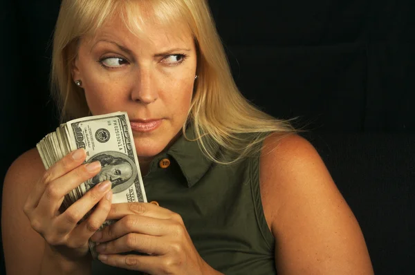 Gierig blonde beschermt haar contant geld — Stockfoto